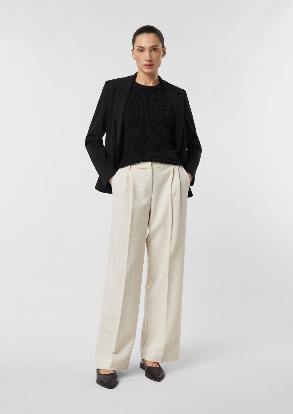 Taillierter Blazer aus weichem Jersey mit Reißverschlusstaschen