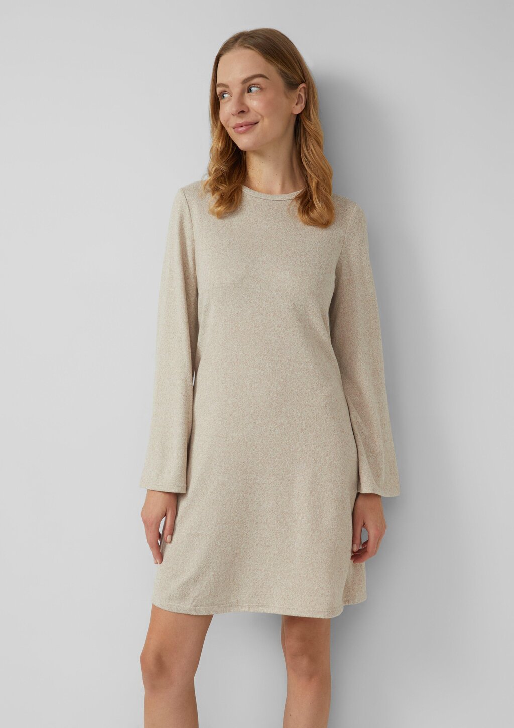 Bequemes Strickkleid mit leicht ausgestelltem Saum