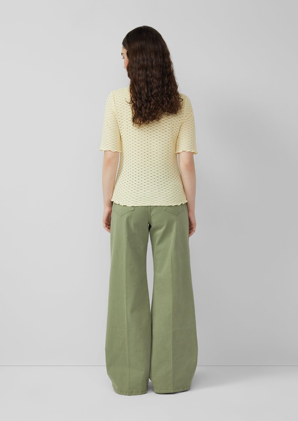 T-Shirt aus Lochspitze mit Wellenkante