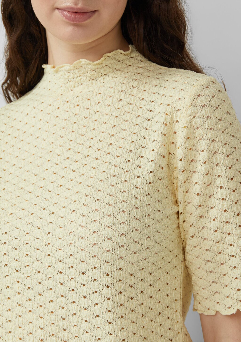 T-Shirt aus Lochspitze mit Wellenkante