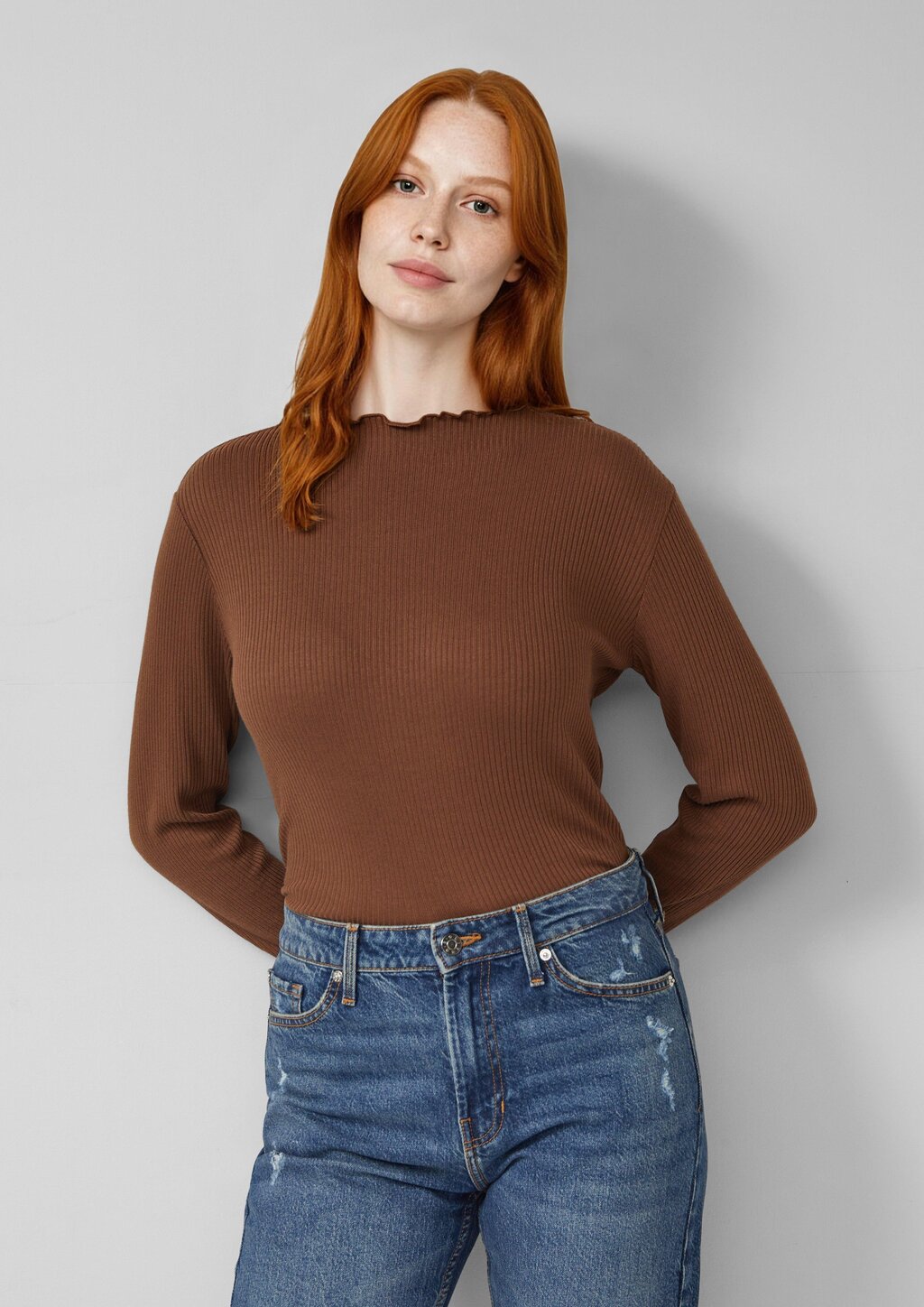 Geripptes Langarmshirt mit gewelltem Saum