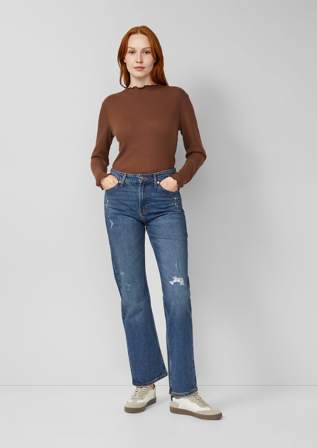 Geripptes Langarmshirt mit gewelltem Saum