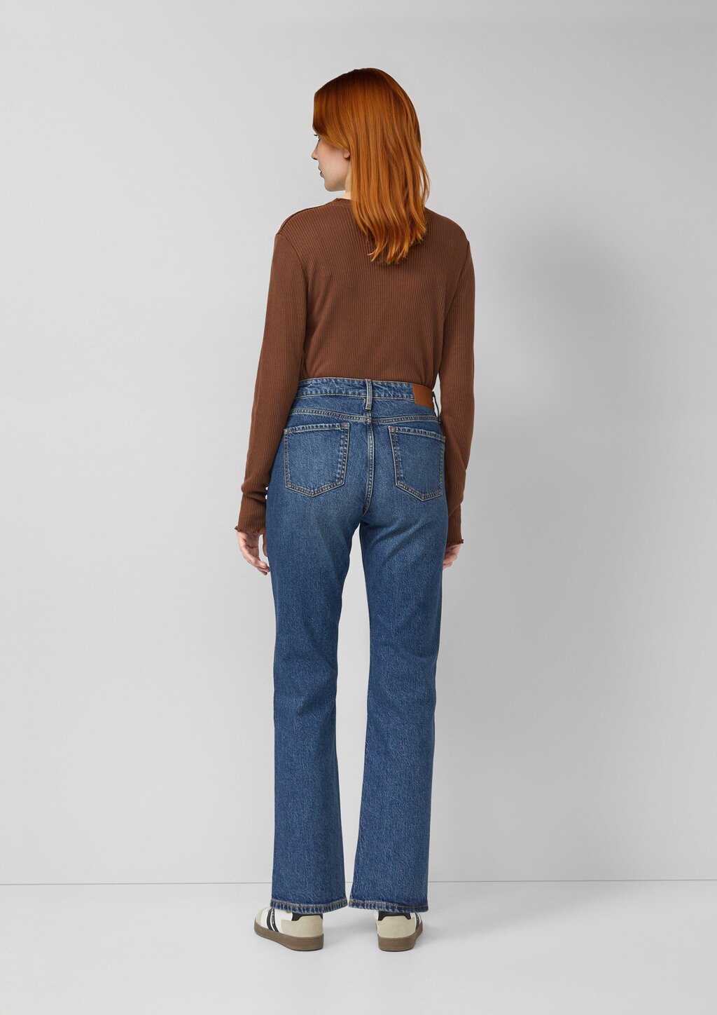 Geripptes Langarmshirt mit gewelltem Saum