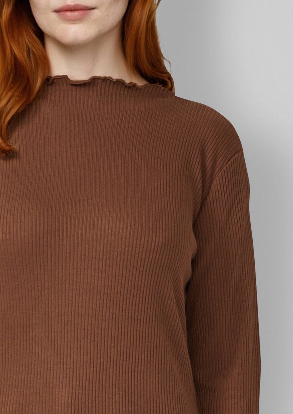 Geripptes Langarmshirt mit gewelltem Saum