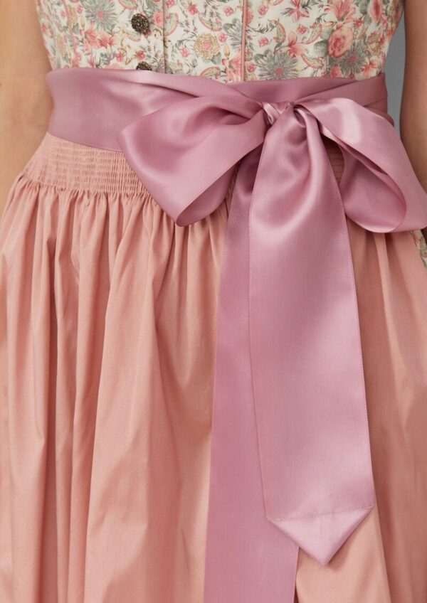 Verspieltes Dirndl mit Bluse | Volksfest