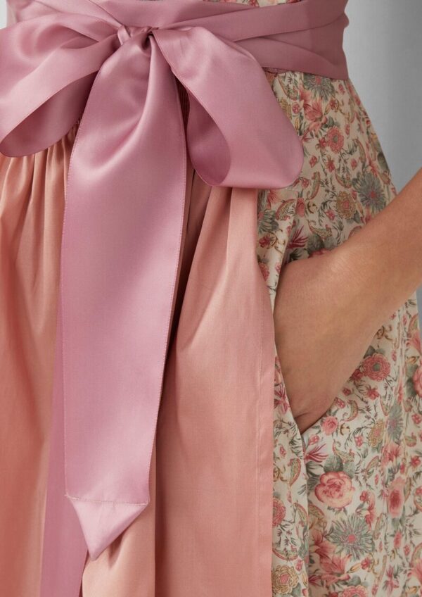 Verspieltes Dirndl mit Bluse | Volksfest