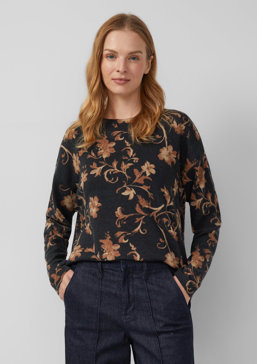 Leichter Pullover mit floralem All-over-Print