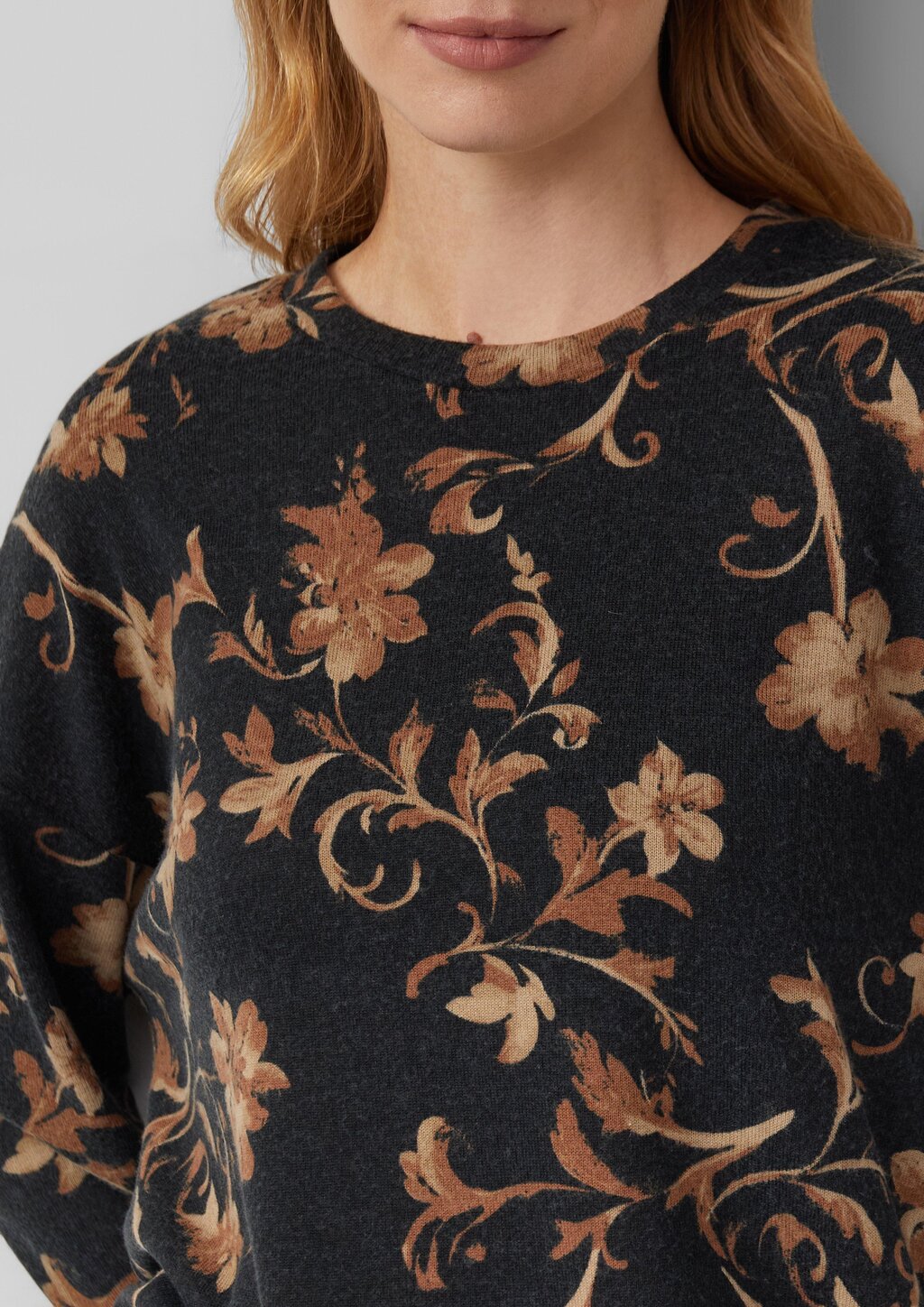 Leichter Pullover mit floralem All-over-Print