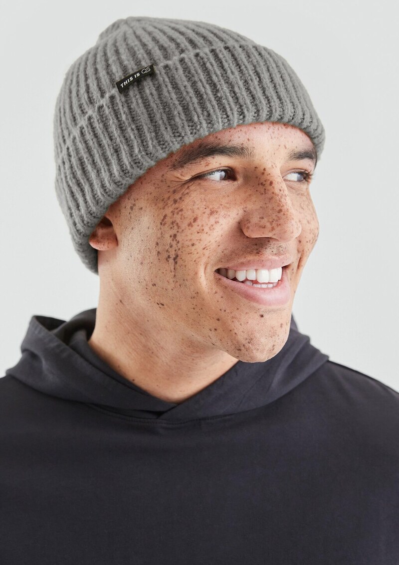 Strickmütze in grober Strickstruktur mir Logo