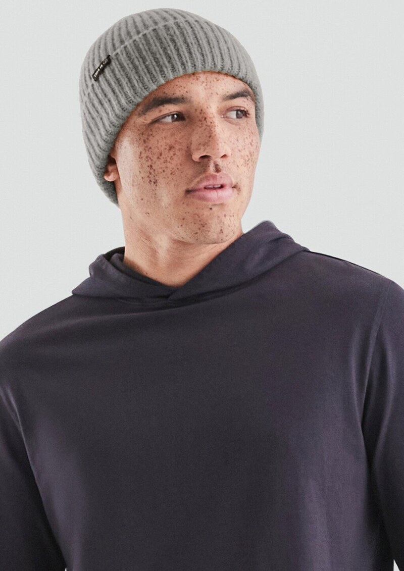 Strickmütze in grober Strickstruktur mir Logo