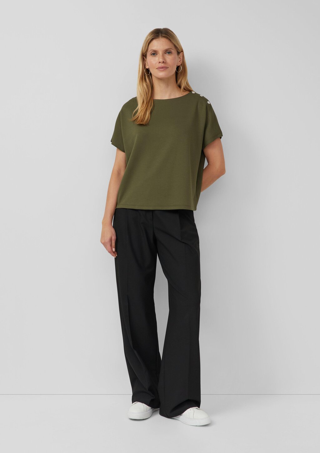 Elastisches Jersey-Shirt mit dekorativer Knopfleiste