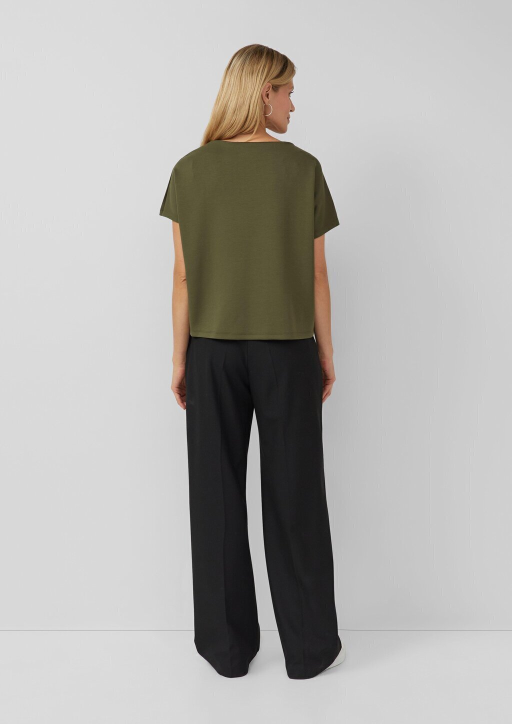 Elastisches Jersey-Shirt mit dekorativer Knopfleiste