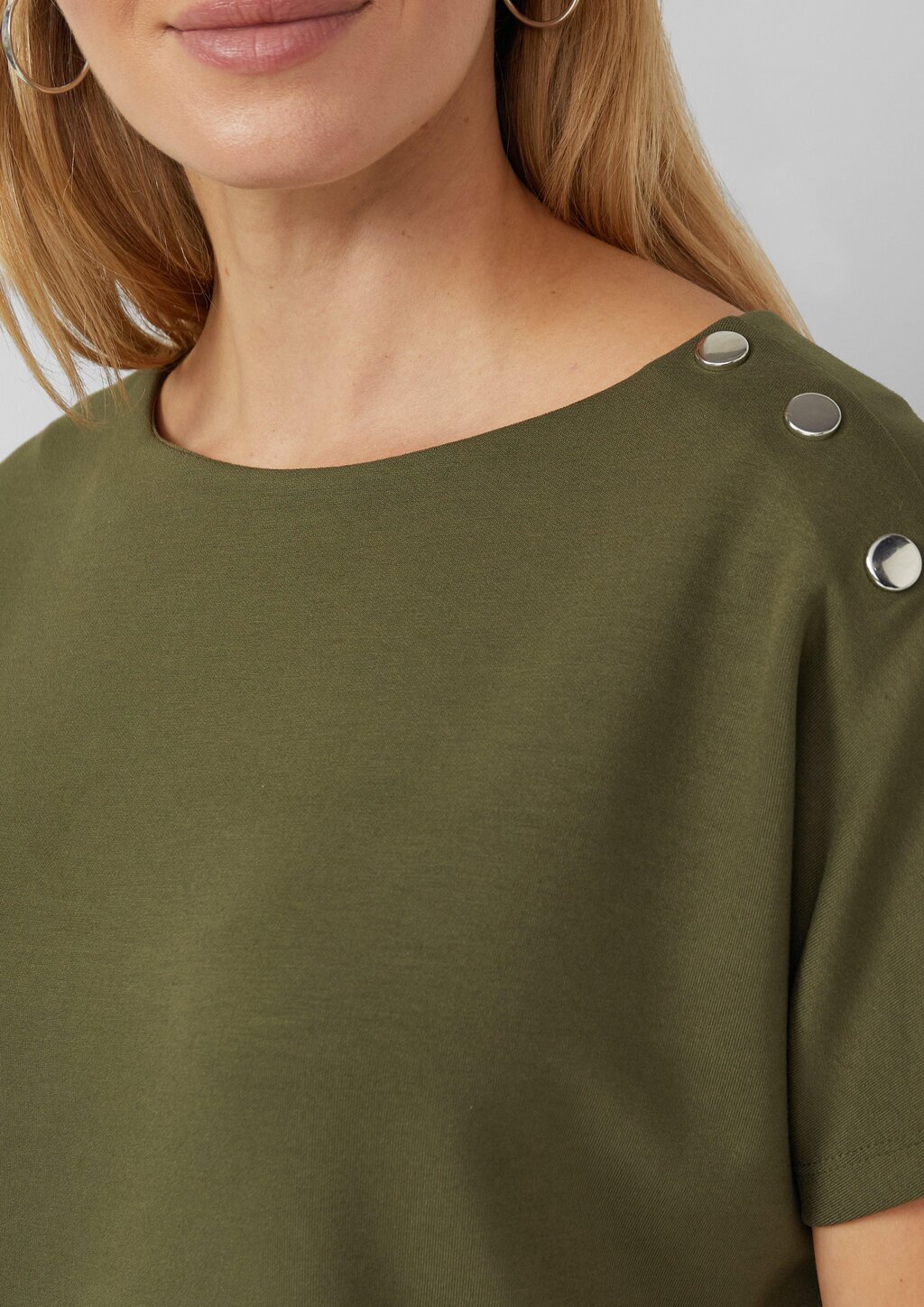 Elastisches Jersey-Shirt mit dekorativer Knopfleiste