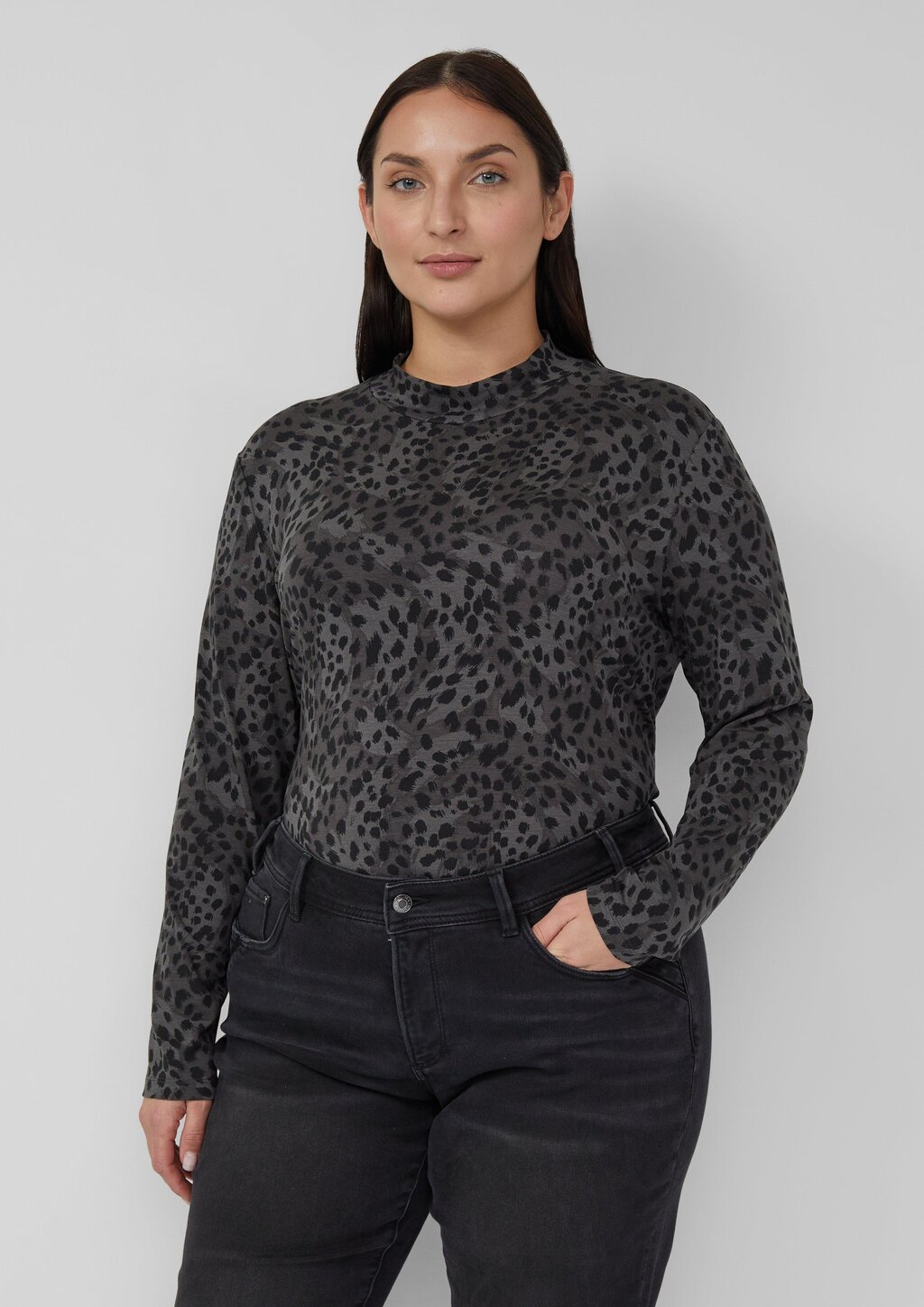 Fließendes Longsleeve mit Stehkragen