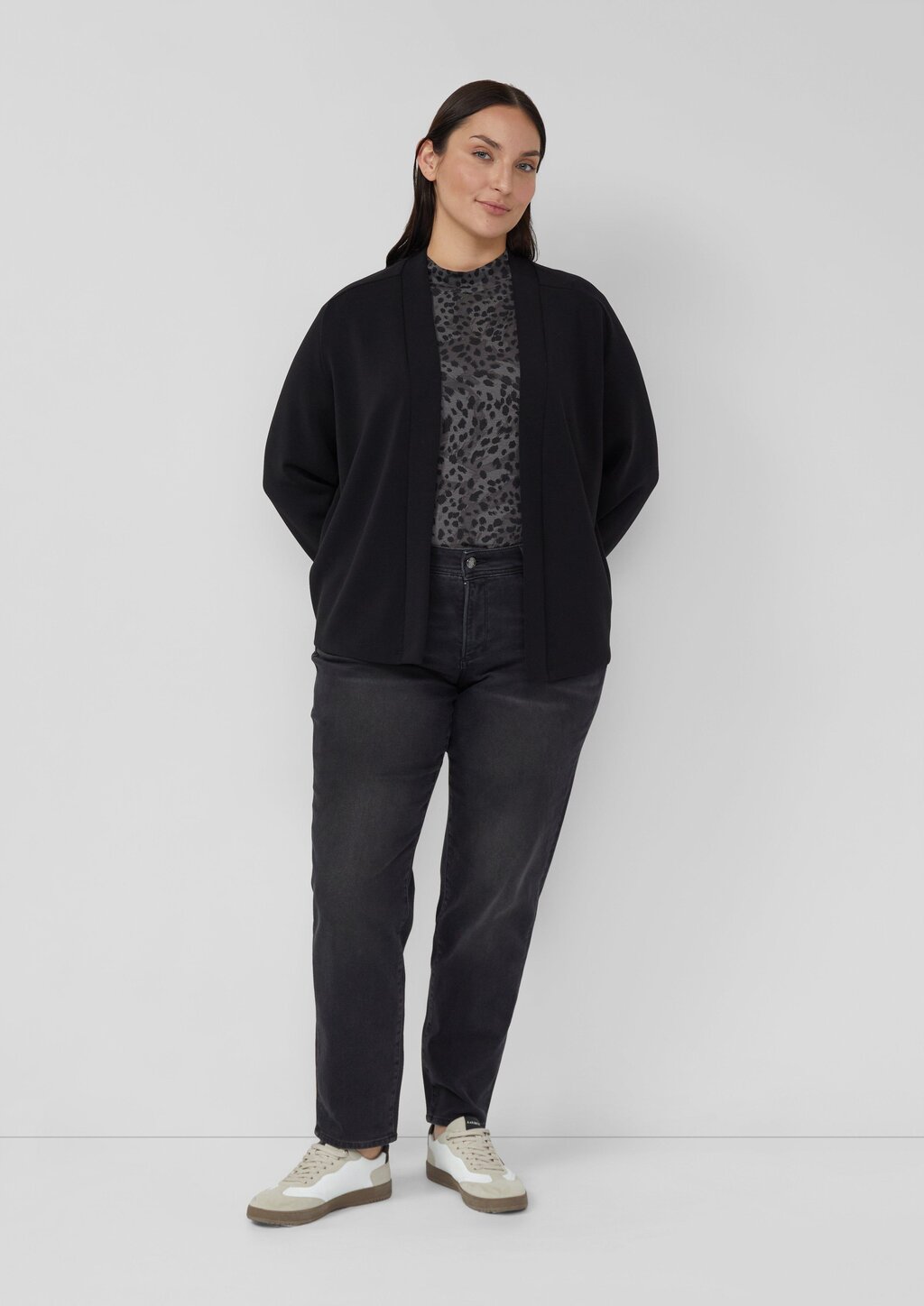 Fließendes Longsleeve mit Stehkragen