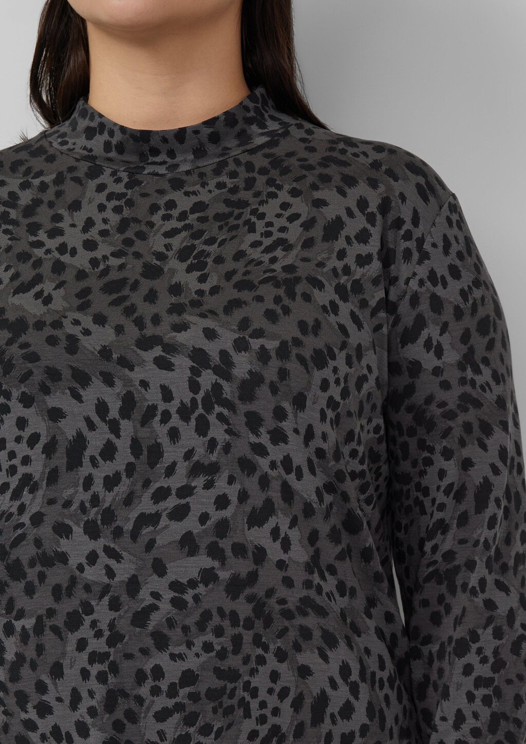 Fließendes Longsleeve mit Stehkragen