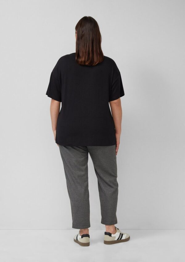 Fließendes T-Shirt mit Glitzersteinen