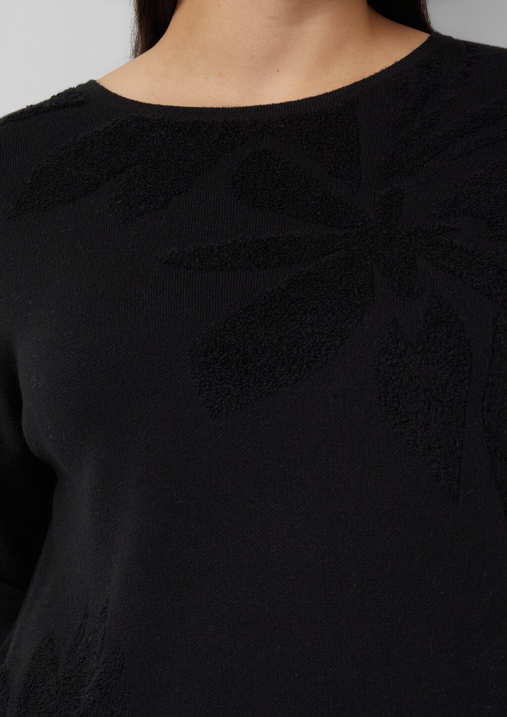 Pullover mit floralem Strickmuster