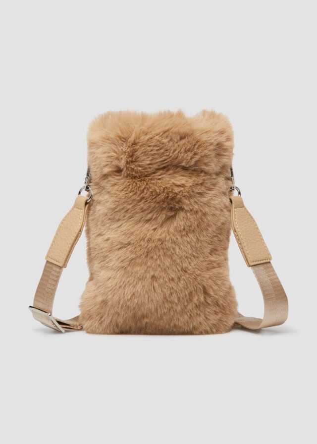 Handytasche aus Fake Fur mit abnehmbarem Schultergut