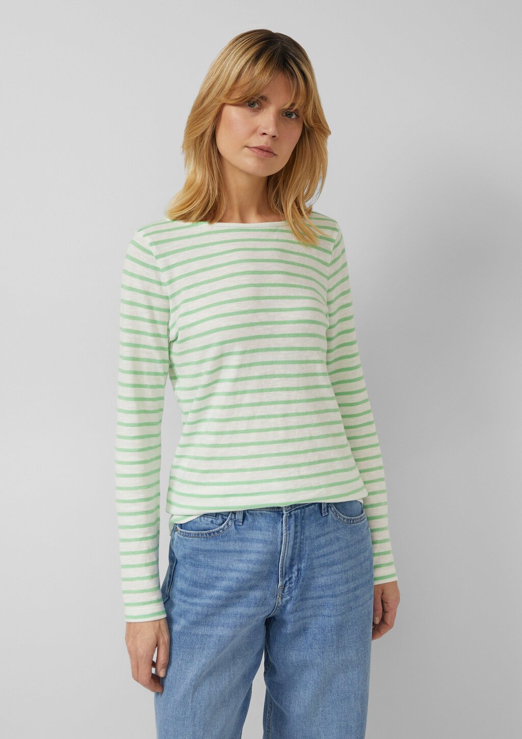 Gestreiftes Langarmshirt aus Flammgarm mit U-Boot-Ausschnitt