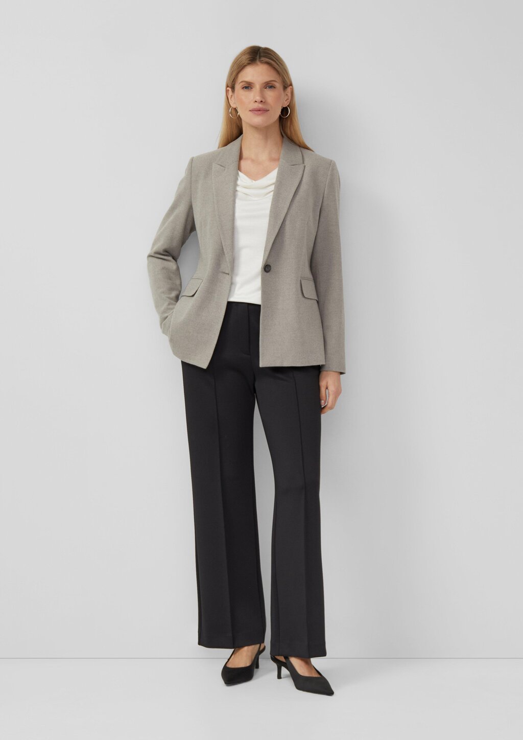 Ärmelloses Shirt aus Viskose mit Wasserfall-Ausschnitt