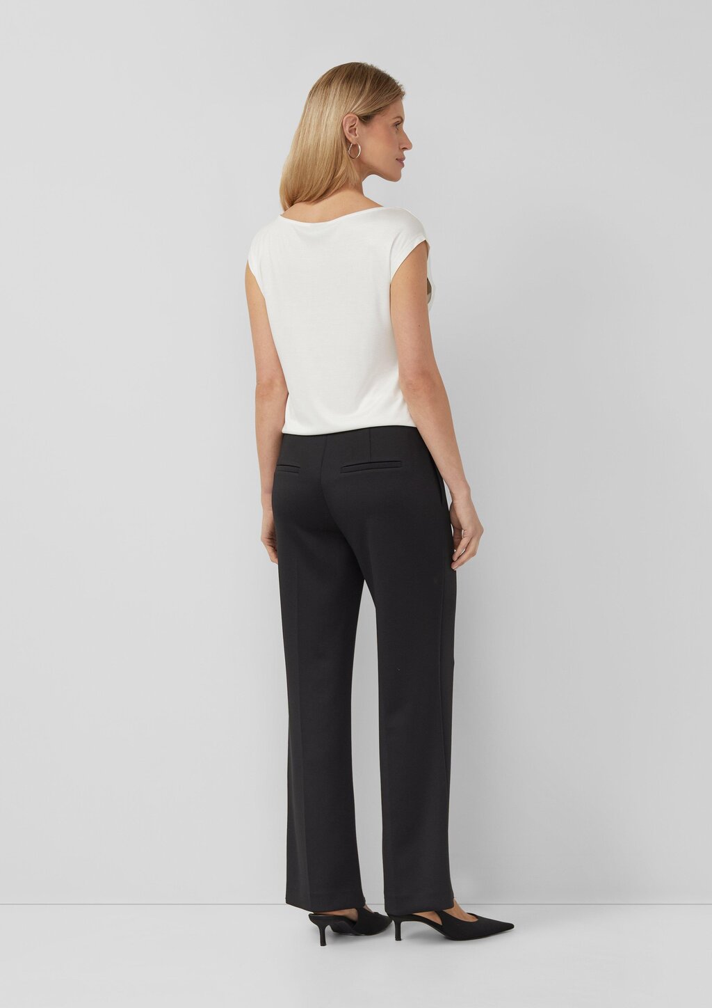 Ärmelloses Shirt aus Viskose mit Wasserfall-Ausschnitt