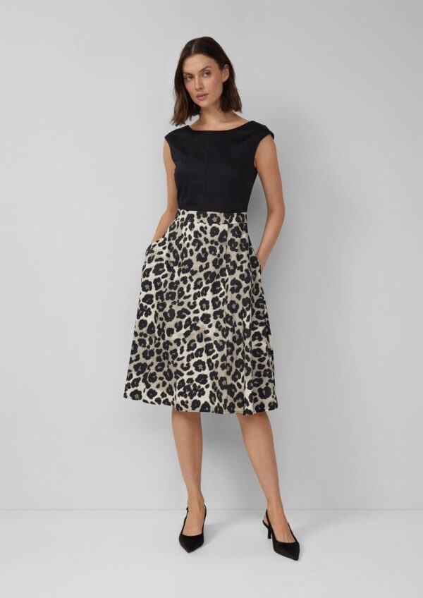 Ausgestelltes Etuikleid mit Leo-Rock