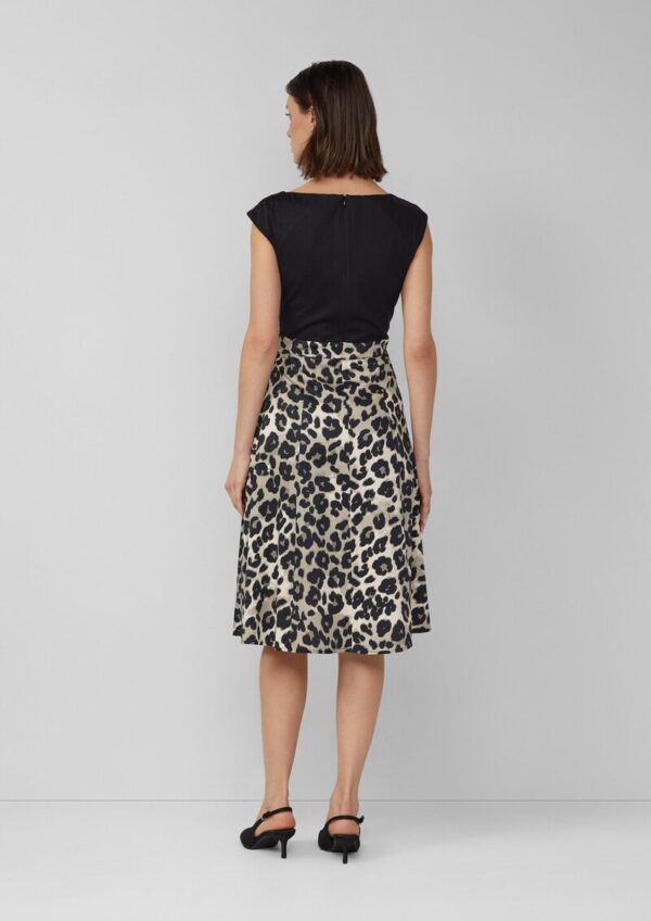 Ausgestelltes Etuikleid mit Leo-Rock