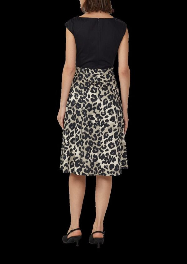 Ausgestelltes Etuikleid mit Leo-Rock