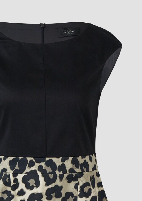 Ausgestelltes Etuikleid mit Leo-Rock