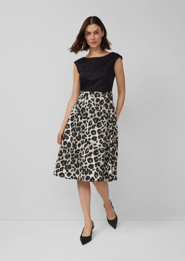 Ausgestelltes Etuikleid mit Leo-Rock