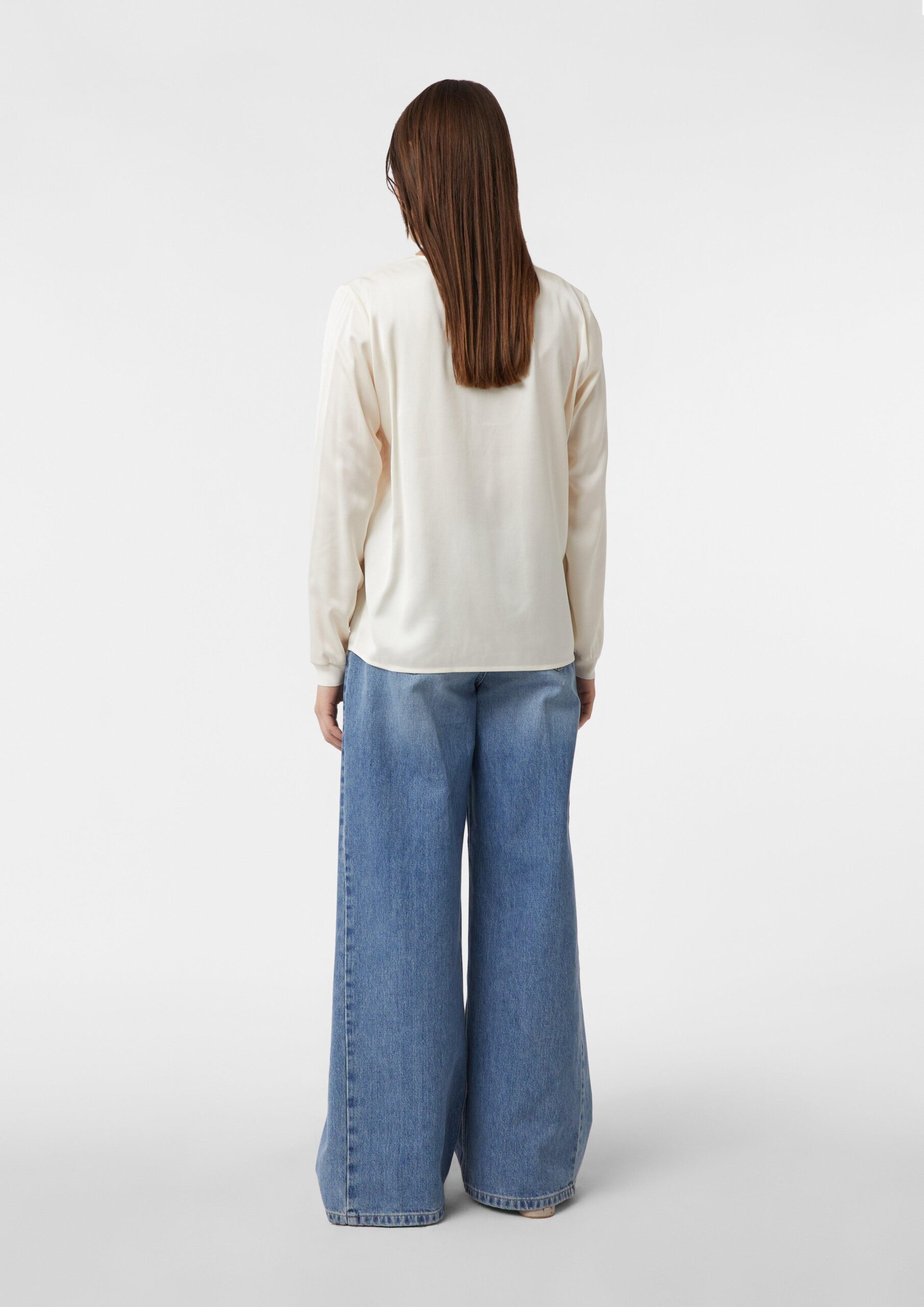 Satinbluse mit V-Ausschnitt und feinen Rippdetails