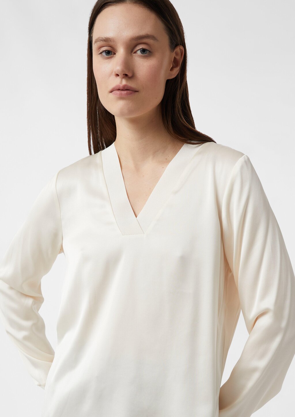 Satinbluse mit V-Ausschnitt und feinen Rippdetails