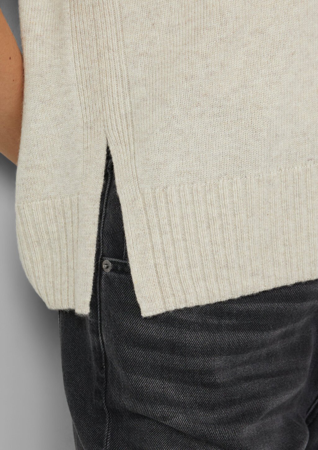 Pullunder aus Wollmix mit Seitenschlitz und überschnittener Schulter