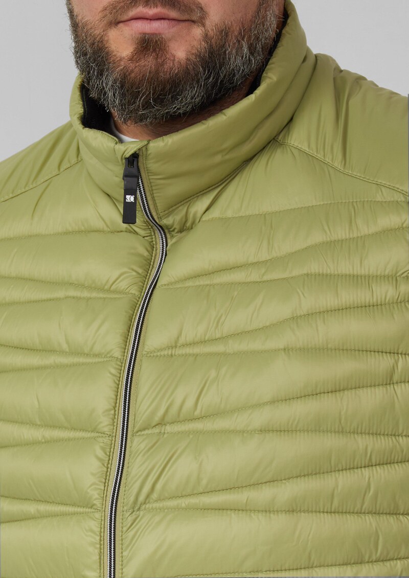 Leichte Steppweste mit Stehkragen und Kontrast-Details