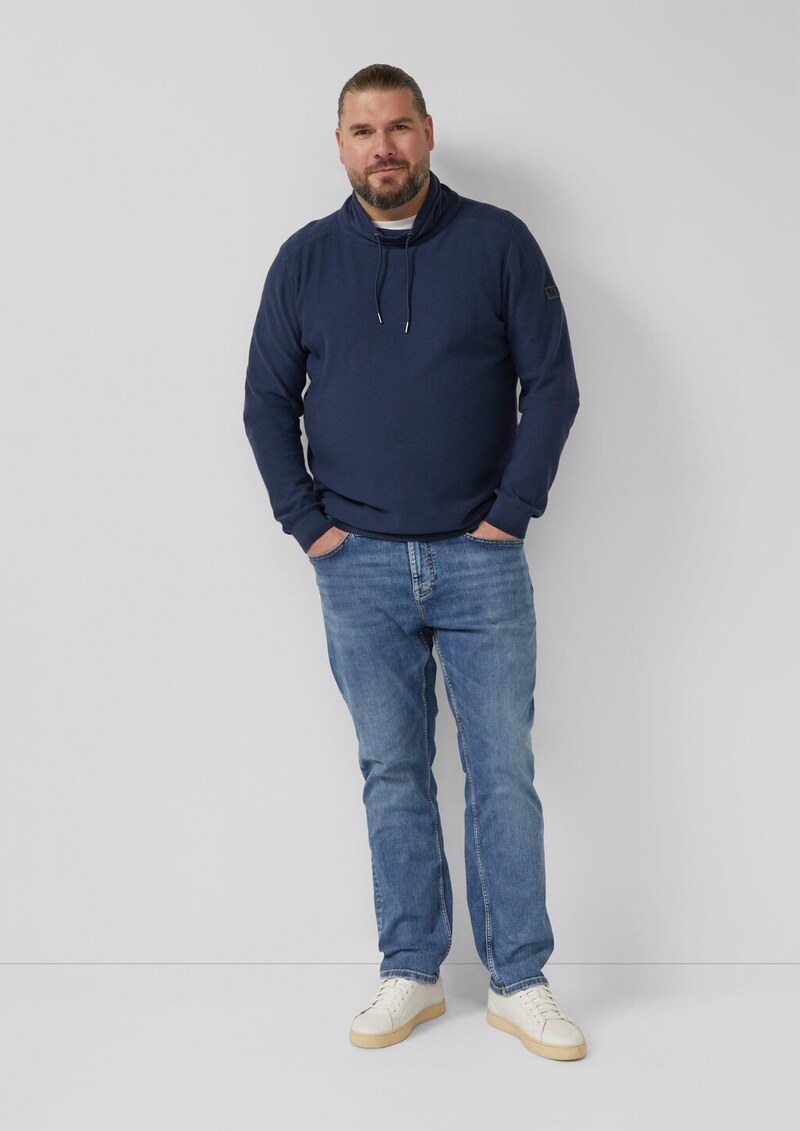 Leichter Pullover mit Snood-Kragen und Logo-Detail