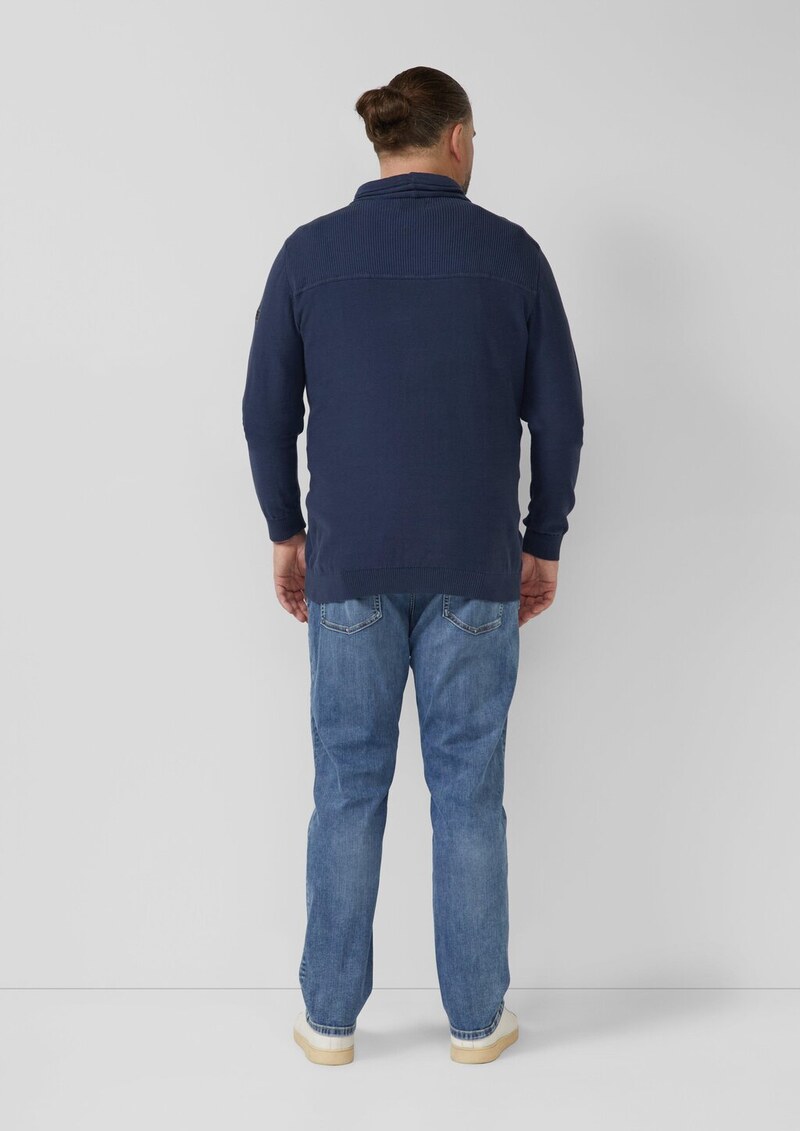 Leichter Pullover mit Snood-Kragen und Logo-Detail