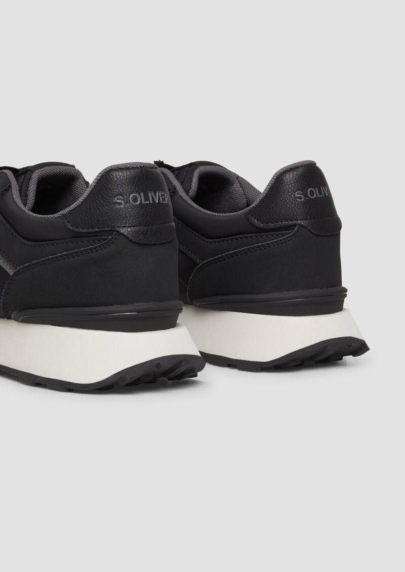 Sneaker mit Schnürung