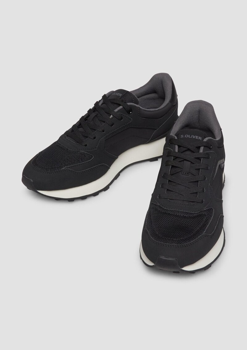 Sneaker mit Schnürung