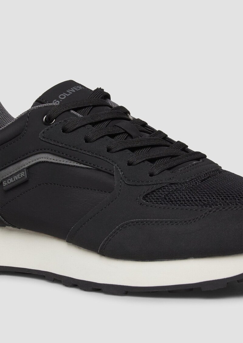 Sneaker mit Schnürung