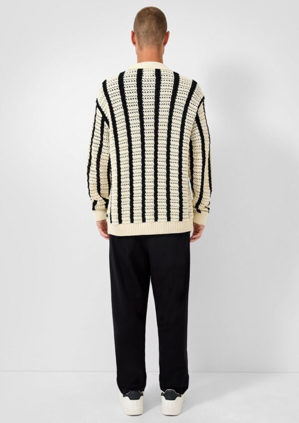 Strickjacke mit Häkelstruktur