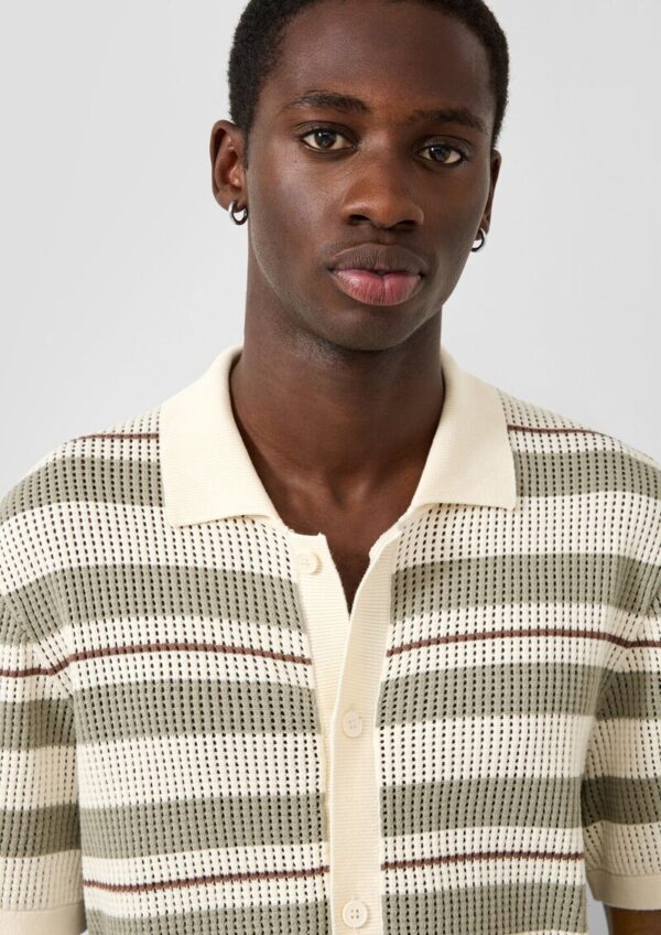 Gestreiftes Strickpolo mit durchgehender Knopfleiste