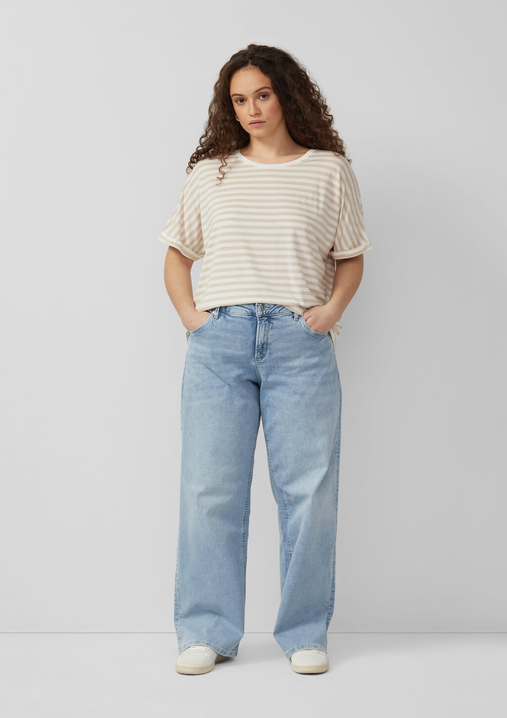 Jeans / Slim Fit / Mid Rise / Wide Leg