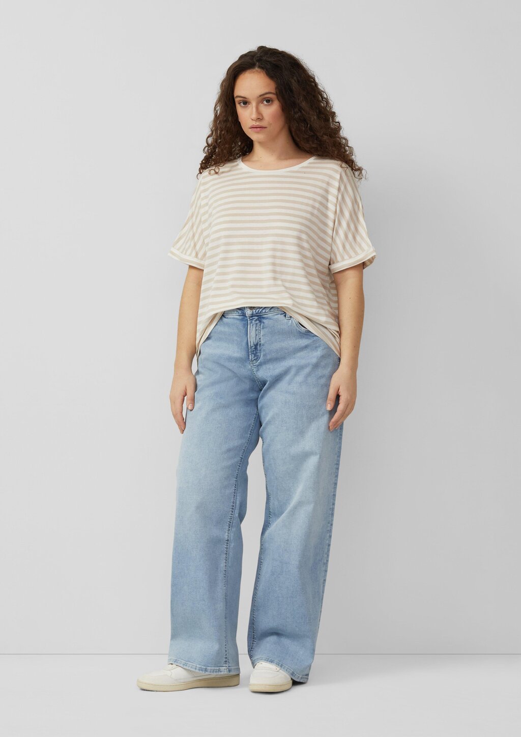 Jeans / Slim Fit / Mid Rise / Wide Leg