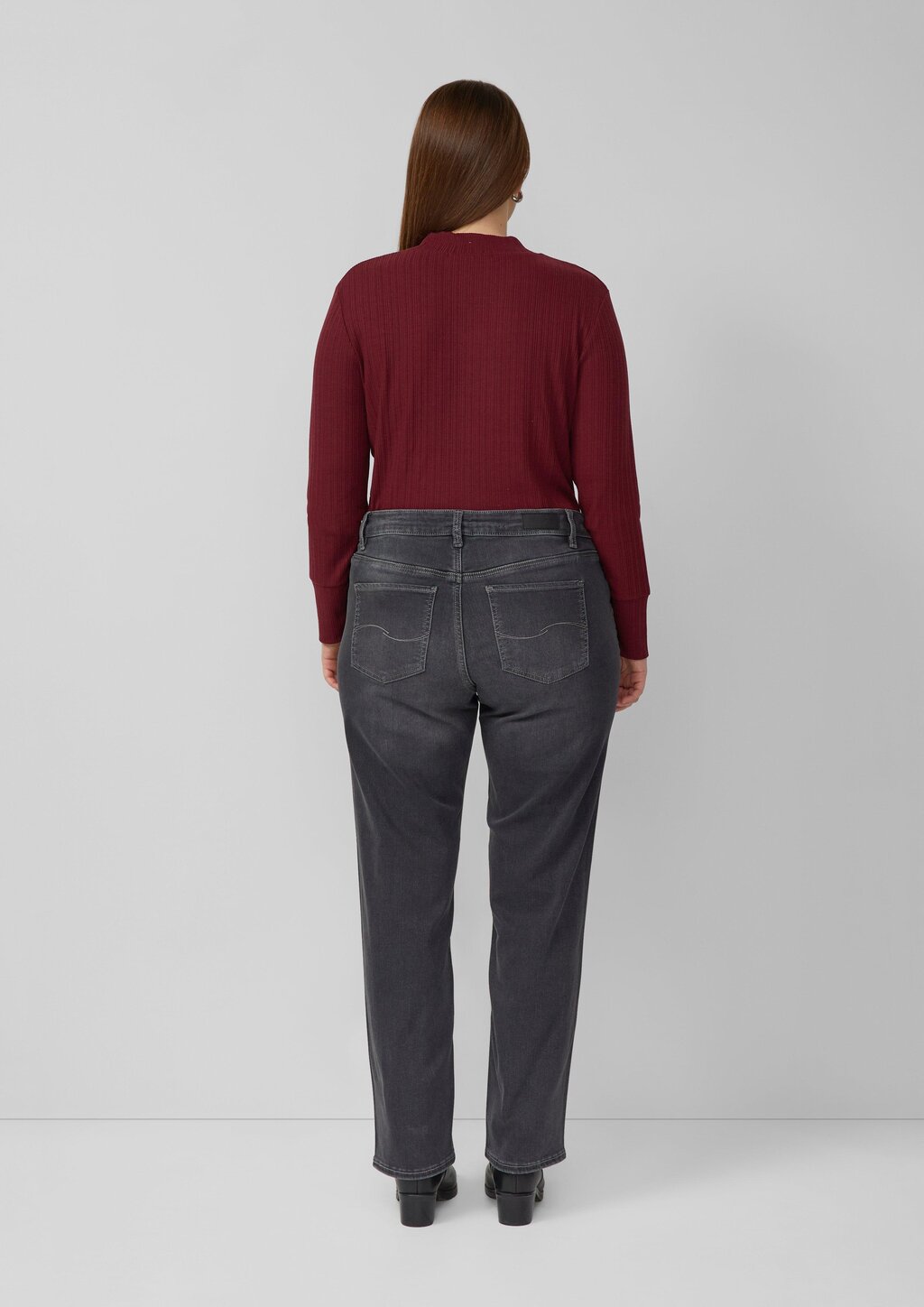 Jeans / Slim Fit / Mid Rise / Straight Leg