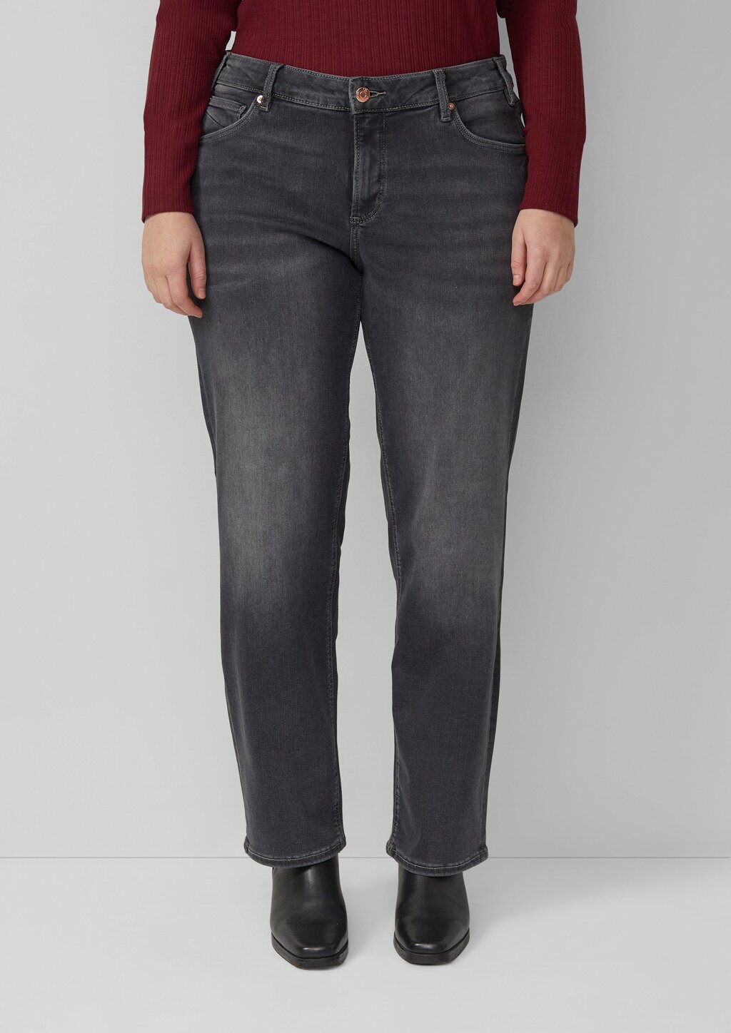 Jeans / Slim Fit / Mid Rise / Straight Leg