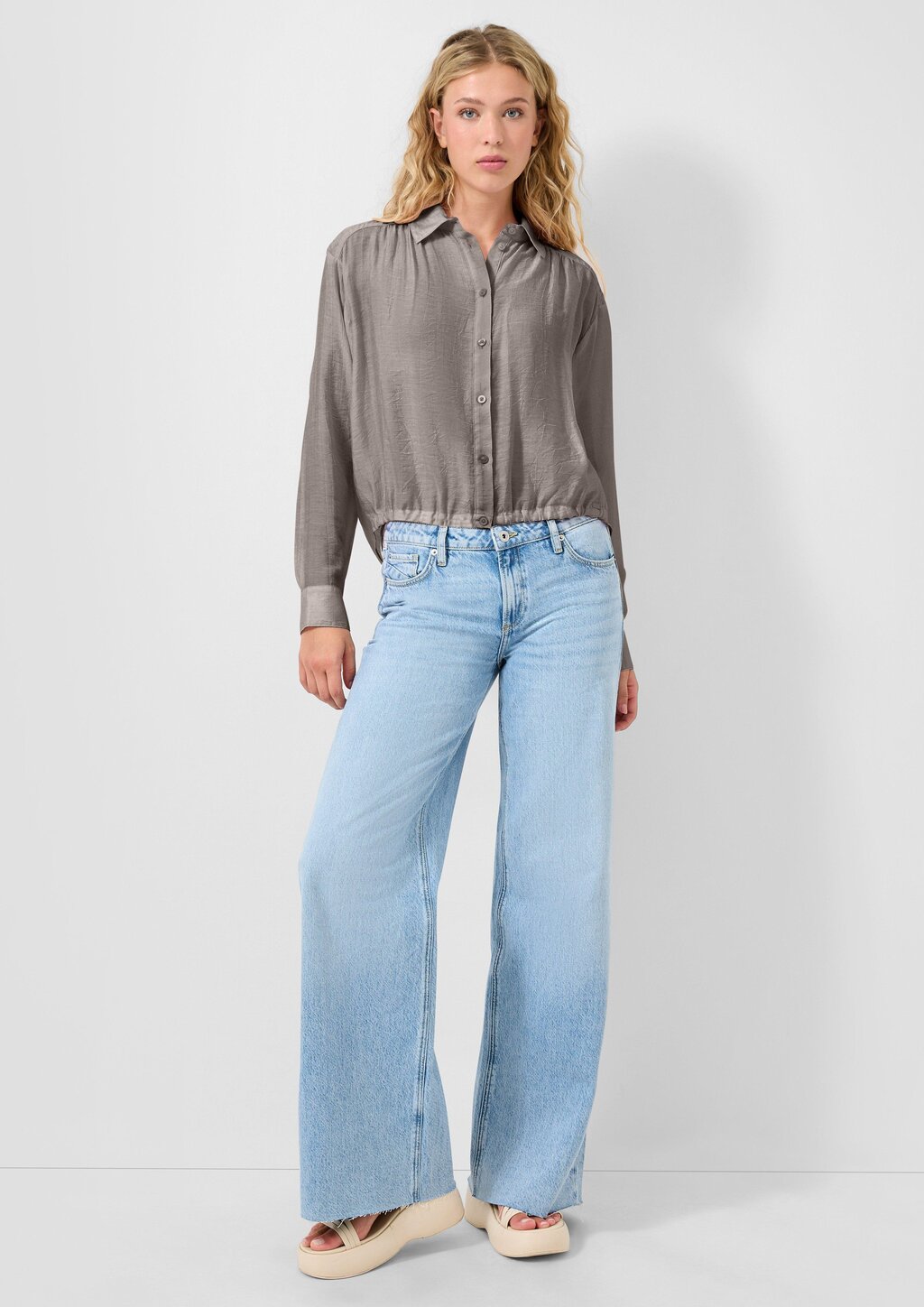 Leicht transparente Bluse mit Gummizug am vorderen Saum