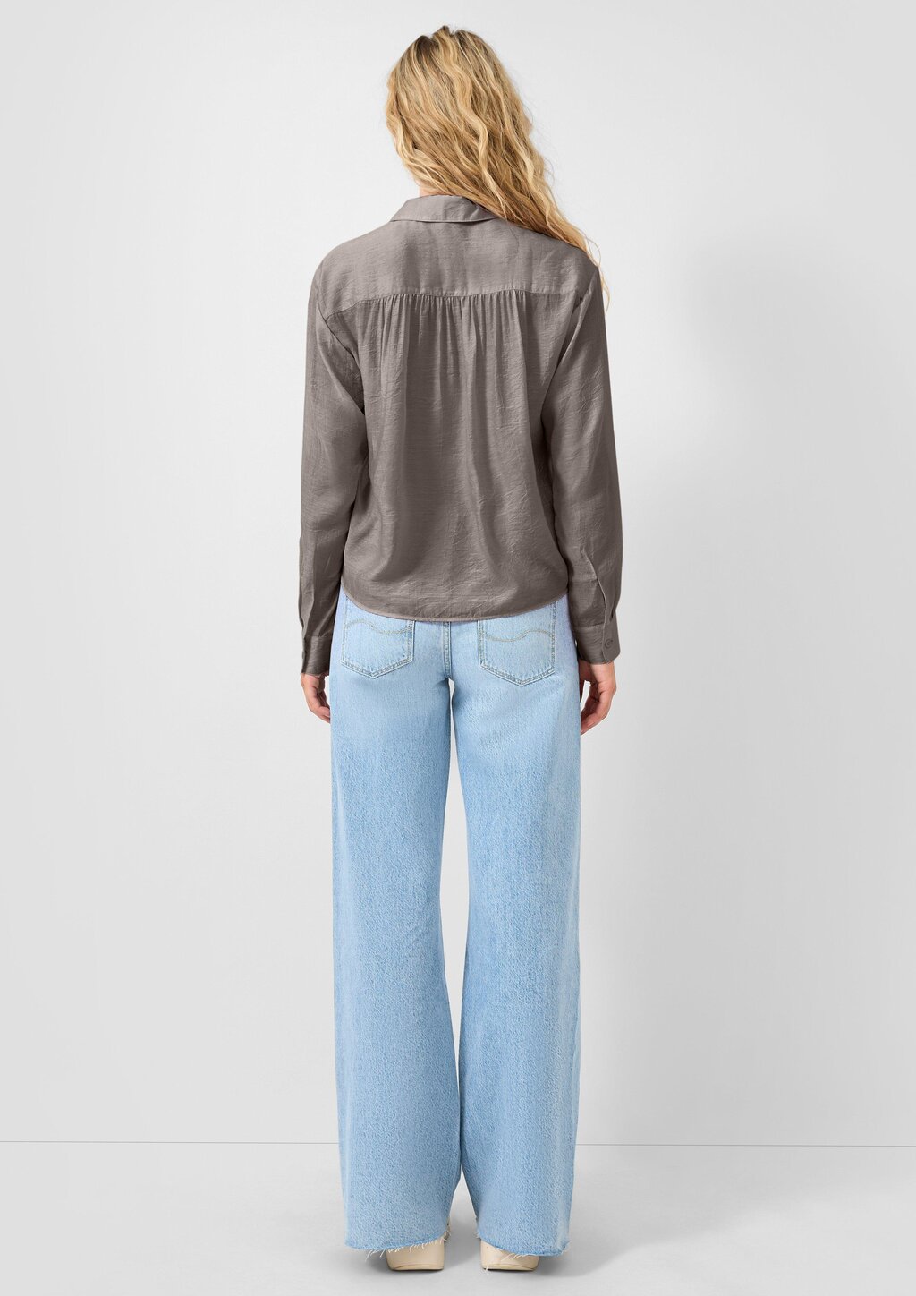 Leicht transparente Bluse mit Gummizug am vorderen Saum