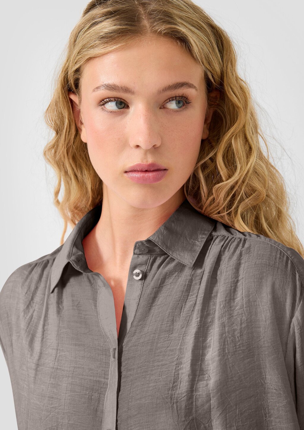 Leicht transparente Bluse mit Gummizug am vorderen Saum