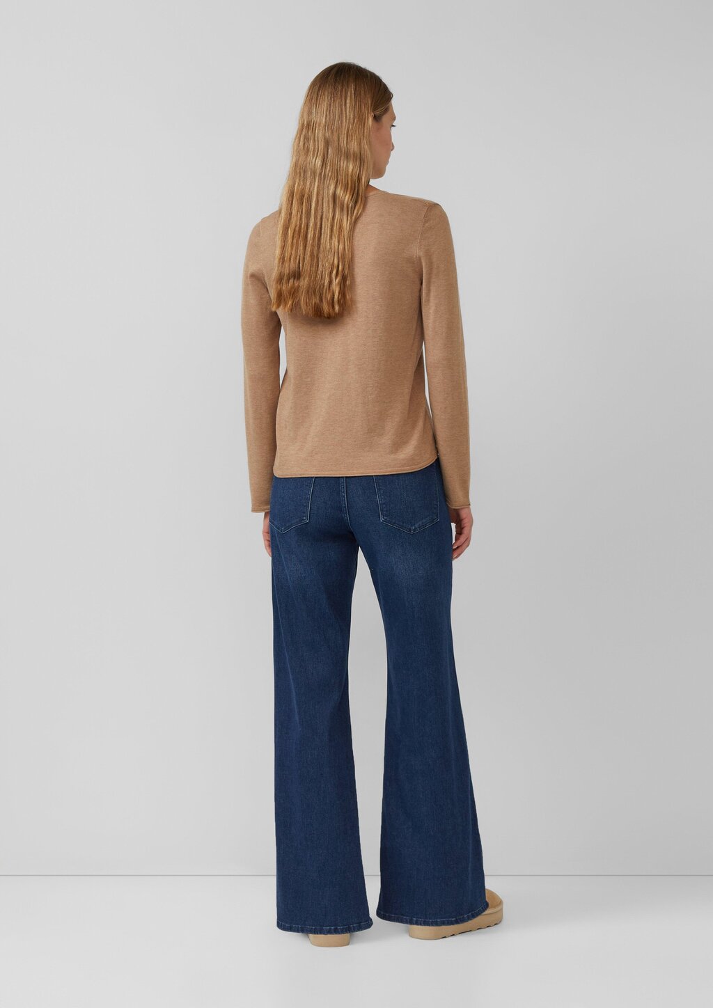 Feinstrickpullover mit V-Ausschnitt und Rollkante am Saum